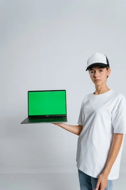 Des lettres de Scrabble posées sur une surface en bois et formant le mot Website, évoquant la communication numérique.
