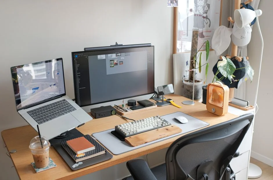 Une tablette affichant un site financier, accompagnée d’un clavier blanc et d’une souris. Parfait pour des visuels de stock sur le thème de la technologie.
