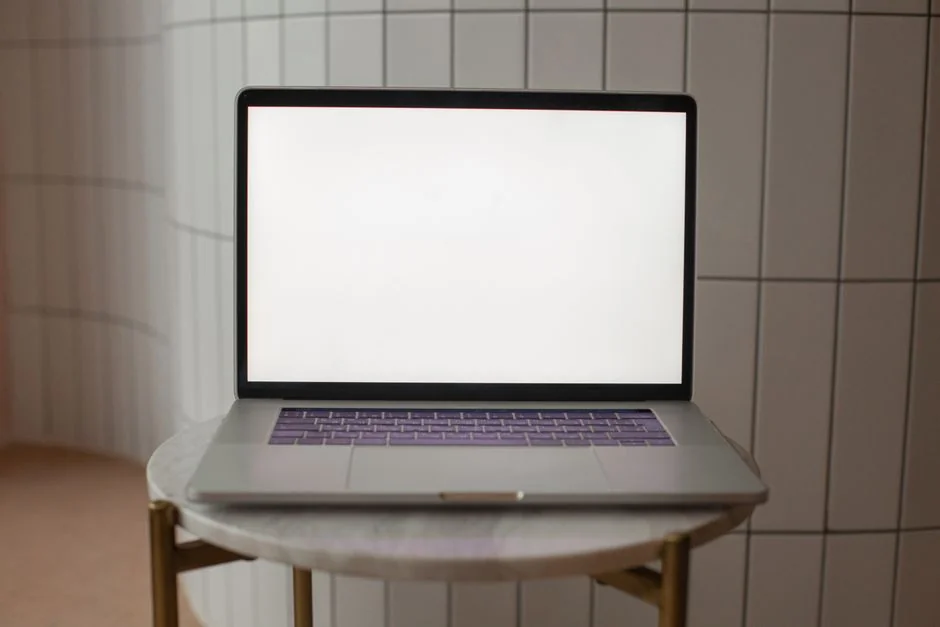 Un espace de travail élégant avec un ordinateur portable et des écrans affichant un logiciel de conception.