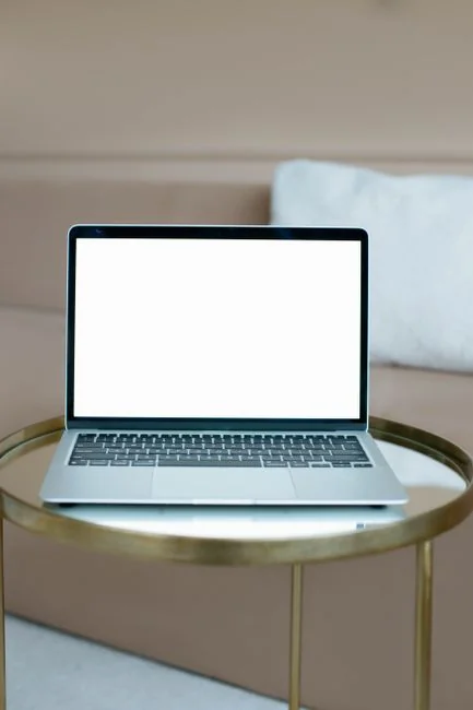 Un écran d’ordinateur moderne affichant un travail de conception web, mettant en valeur des visuels créatifs dans un espace de travail.